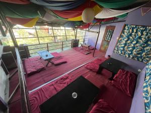 Posteľ alebo postele v izbe v ubytovaní Aarogya Hostel and Restaurant