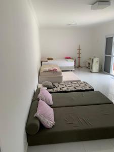 グアルジャにあるCasa da Piscinaの部屋にベッドが3つある部屋