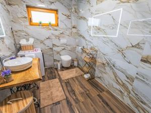Koupelna v ubytování Holiday Home Mirjam by Interhome