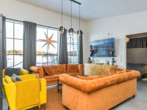 Un lugar para sentarse en Holiday Home Villa karhenhelmi by Interhome