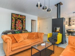 Un lugar para sentarse en Holiday Home Villa karhenhelmi by Interhome