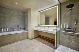 Koupelna v ubytování Courtyard by Marriott Lyon Eurexpo Stadium