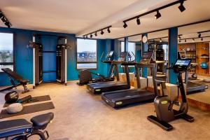 Fitness centrum a/nebo fitness zařízení v ubytování Courtyard by Marriott Lyon Eurexpo Stadium