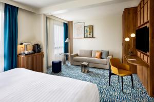 Postel nebo postele na pokoji v ubytování Courtyard by Marriott Lyon Eurexpo Stadium