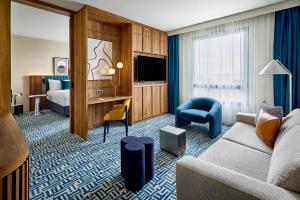 TV a/nebo společenská místnost v ubytování Courtyard by Marriott Lyon Eurexpo Stadium