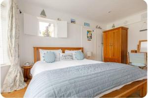 惠茨特布尔The Slopes的卧室里有一张大床，配有蓝色枕头