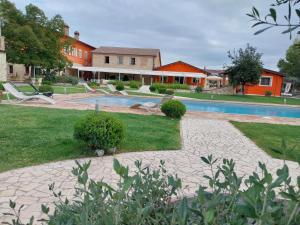 Bazén v ubytování Agriturismo Tenuta Filippi nebo v jeho okolí