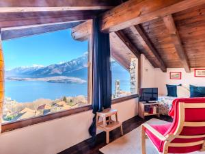 Consiglio di RumoにあるHoliday Home Il Nibbio by Interhomeのベッドルーム1室(水辺の景色を望む大きな窓付)