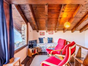 Consiglio di RumoにあるHoliday Home Il Nibbio by Interhomeのベッドと椅子、窓が備わる客室です。