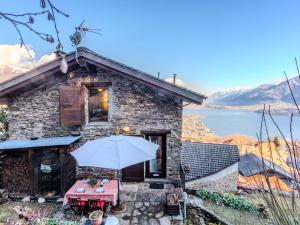 Consiglio di RumoにあるHoliday Home Il Nibbio by Interhomeの石造りの家