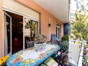 - une table sur le balcon d'une maison dans l'établissement 100mq Deluxe Apt - Walk to Beach - Private Parking, à Sanremo