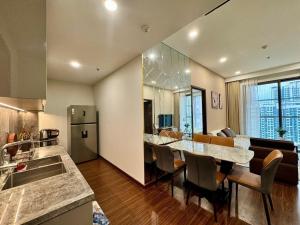 a kitchen and living room with a table and chairs at Căn Hộ 2 Phòng Ngủ LUXURY 2502 in Gia Lâm Pho