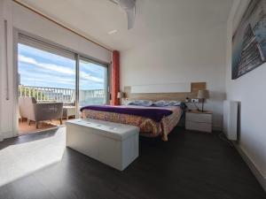 Un dormitorio con una cama y una ventana grande. en Apartamento Picasso, en Salou