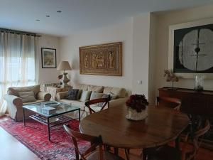 a living room with a table and a couch at Sky, golf y senderismo in Sabiñánigo