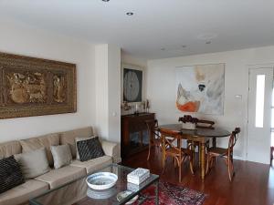 a living room with a couch and a table at Sky, golf y senderismo in Sabiñánigo