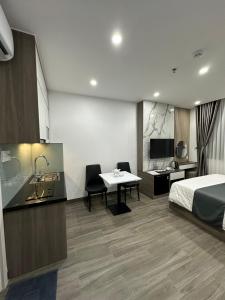 TV a/nebo společenská místnost v ubytování Seven Stars Hotel & Apartment