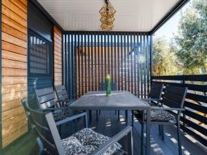 Rõdu või terrass majutusasutuses Holiday Home Delux Eco by Interhome