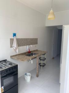 グアルジャにあるCasa da Piscinaのキッチン(カウンター、シンク、コンロ付) +17枚の写真