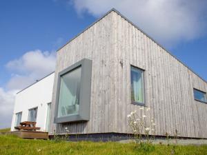 una casa rivestita in legno con una grande finestra di Holiday Home Salt Cottage by Interhome a Stein