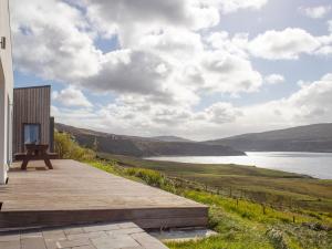 una casa su una collina con vista sul lago di Holiday Home Salt Cottage by Interhome a Stein