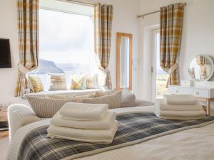 una camera da letto con un letto con asciugamani sopra di Holiday Home Salt Cottage by Interhome a Stein
