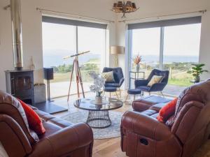 un soggiorno con divani in pelle e tavolo di Holiday Home Salt Cottage by Interhome a Stein