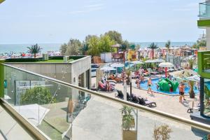 een openlucht pretpark met een waterpark met mensen bij Anda Apartment Spa Pool beach resort in Mamaia