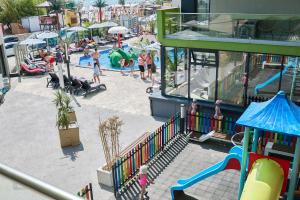 een luchtfoto van een speeltuin met mensen in een pretpark bij Anda Apartment Spa Pool beach resort in Mamaia