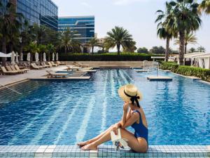 Bazén v ubytování Fairmont Bab Al Bahr nebo v jeho okolí