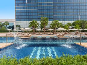 Bazén v ubytování Fairmont Bab Al Bahr nebo v jeho okolí