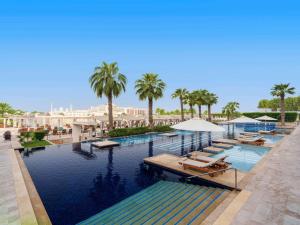 Bazén v ubytování Fairmont Bab Al Bahr nebo v jeho okolí