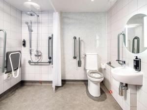 ibis budget Manchester Airport T2的一间浴室