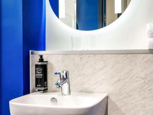 ibis budget Manchester Airport T2的一间浴室
