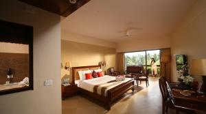 Ліжко або ліжка в номері Uday Suites - The Airport Hotel