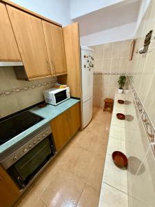 a kitchen with a stove and a microwave at Casa Chana y Domingo- Refugio con historia y vistas en Agulo in Agulo