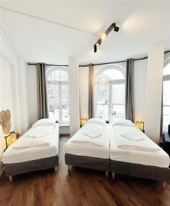 Postel nebo postele na pokoji v ubytování Stylish Apartment near Binnenalster for up to 8 Guests