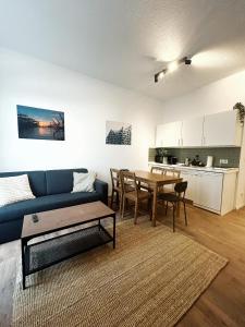 Kuchyň nebo kuchyňský kout v ubytování Stylish Apartment near Binnenalster for up to 8 Guests