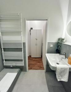 Koupelna v ubytování Stylish Apartment near Binnenalster for up to 8 Guests