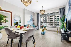 Et tv og/eller underholdning på 2BR Burj View with Balcony, Pool, Gym & Walk to Dubai Mall + 34 billeder