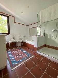 Un baño con bañera y ducha y un inodoro. en Maravillosa casa entre el mar y la montaña Selnatur, en Ardines 29 fotos más