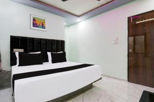 Una cama o camas en una habitación de Hotel O Dream Stay 24 fotos más