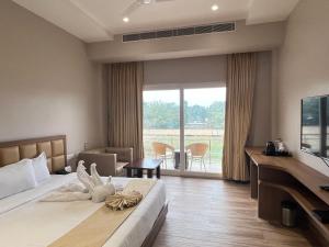 TV a/nebo společenská místnost v ubytování Finn's Weaver Resort, Kaziranga