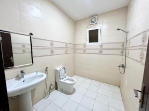 Buraymānにあるجوهرة الريانのトイレと洗面台付きのバスルーム