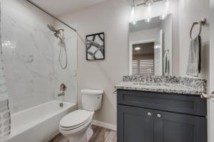 Ένα μπάνιο στο Luxurious River Home near Lockheed FW Stockyard +11 φωτογραφίες