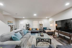 Μια τηλεόραση ή/και κέντρο ψυχαγωγίας στο Luxurious River Home near Lockheed FW Stockyard