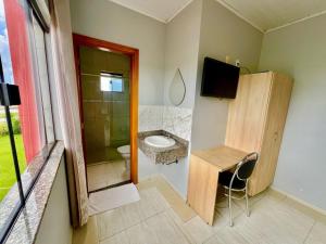 TV a/nebo společenská místnost v ubytování HOTEL GUAIRACÁ
