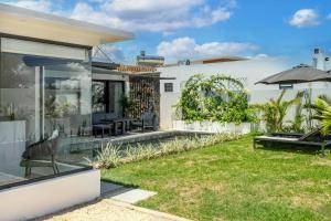 Villa Tapya - Amazing Villa with private pool في كاب مالهيريوكْسْ: منزل مع حديقة وفناء