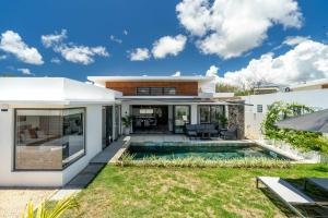 Villa Tapya - Amazing Villa with private pool في كاب مالهيريوكْسْ: منزل مع مسبح في الحديقة الخلفية