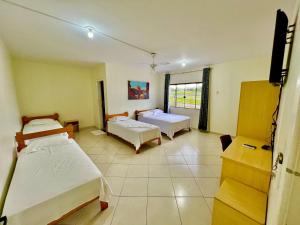 Postel nebo postele na pokoji v ubytování HOTEL GUAIRACÁ