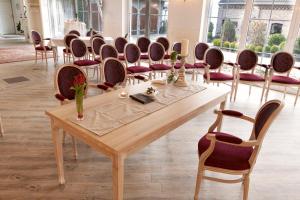 una habitación con una mesa larga y sillas en Hotel Fürstenberger Hof, en Xanten